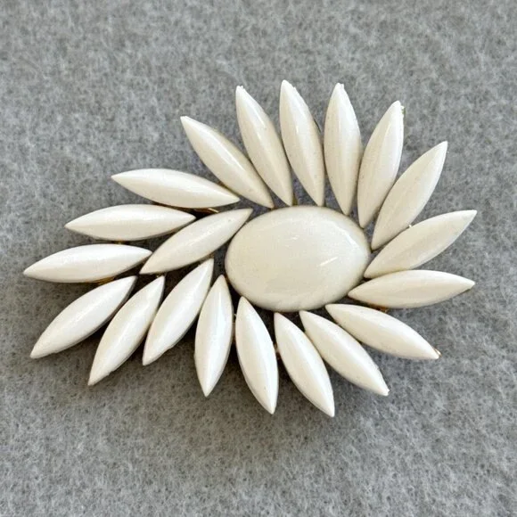 Vintage Crown Trifari White Milk Glass Navette Brooch Gold Tone Swirl Sunburst - Picture 3 of 10